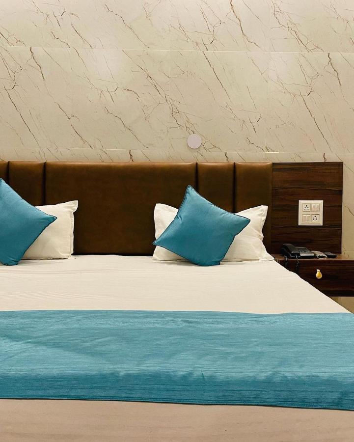 Hotel Dileep42 Lucknow Dış mekan fotoğraf