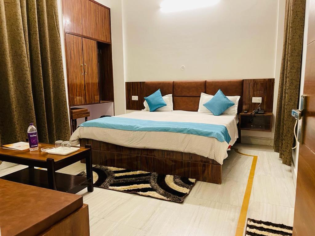 Hotel Dileep42 Lucknow Dış mekan fotoğraf