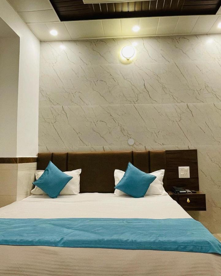 Hotel Dileep42 Lucknow Dış mekan fotoğraf