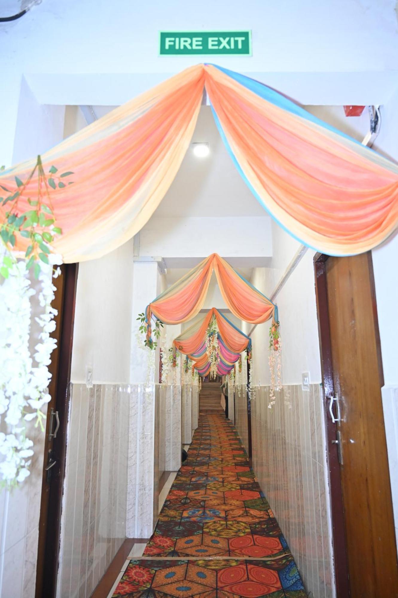 Hotel Dileep42 Lucknow Dış mekan fotoğraf