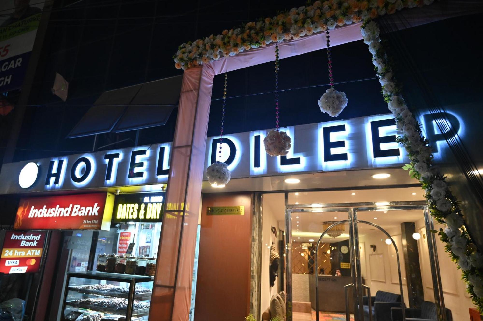 Hotel Dileep42 Lucknow Dış mekan fotoğraf