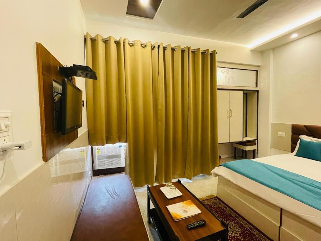 Hotel Dileep42 Lucknow Dış mekan fotoğraf