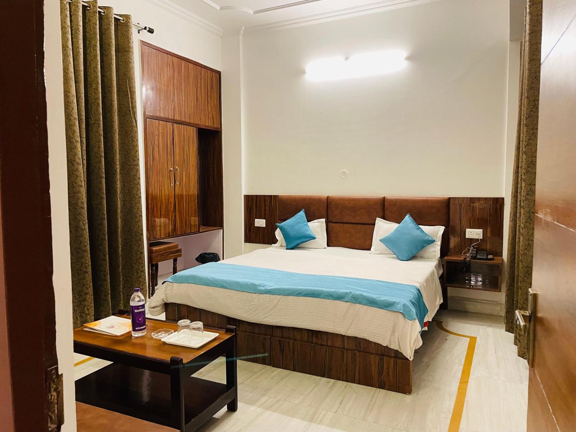 Hotel Dileep42 Lucknow Dış mekan fotoğraf