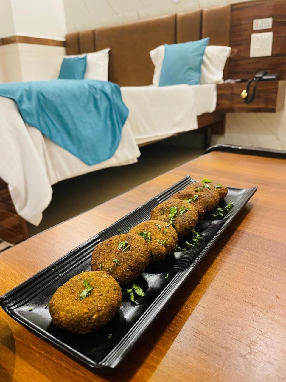 Hotel Dileep42 Lucknow Dış mekan fotoğraf